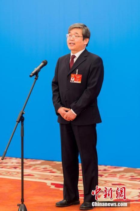 3月10日，全國政協(xié)十三屆四次會議第三場“委員通道”采訪活動在北京人民大會堂新聞發(fā)布廳舉行。圖為全國政協(xié)委員阿拉坦倉通過網(wǎng)絡(luò)視頻方式接受媒體采訪。<a target='_blank' ><p  align=