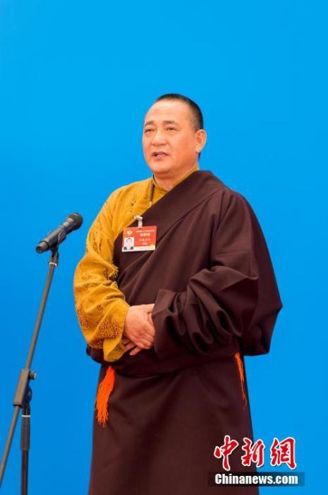 3月10日，全國政協(xié)十三屆四次會議第三場“委員通道”采訪活動在北京人民大會堂新聞發(fā)布廳舉行。圖為全國政協(xié)委員洛桑山丹通過網(wǎng)絡(luò)視頻方式接受媒體采訪。<a target='_blank' ><p  align=