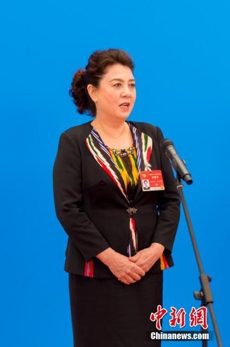 3月10日，全國政協(xié)十三屆四次會議第三場“委員通道”采訪活動在北京人民大會堂新聞發(fā)布廳舉行。圖為全國政協(xié)委員古麗帕麗·阿不都拉通過網(wǎng)絡(luò)視頻方式接受媒體采訪。<a target='_blank' ><p  align=