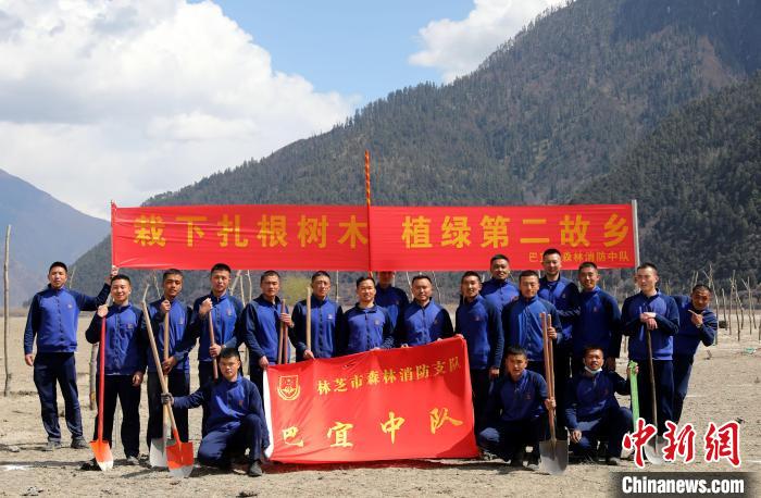 林芝市巴宜區(qū)森林消防中隊(duì)志愿服務(wù)隊(duì)合影留念?！∥骼@拉翁 攝