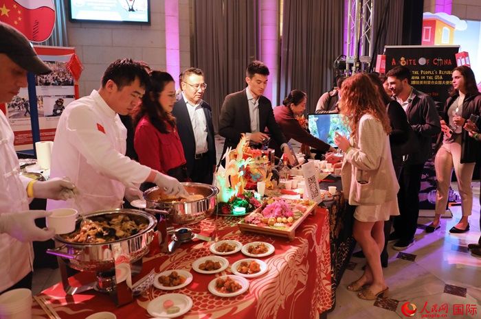 使館工作人員詳細(xì)為現(xiàn)場美食家和來賓講解菜品色香味特點(diǎn)、原料特色、烹制手法及其中蘊(yùn)含的中華美食文化。人民網(wǎng)記者 李志偉攝