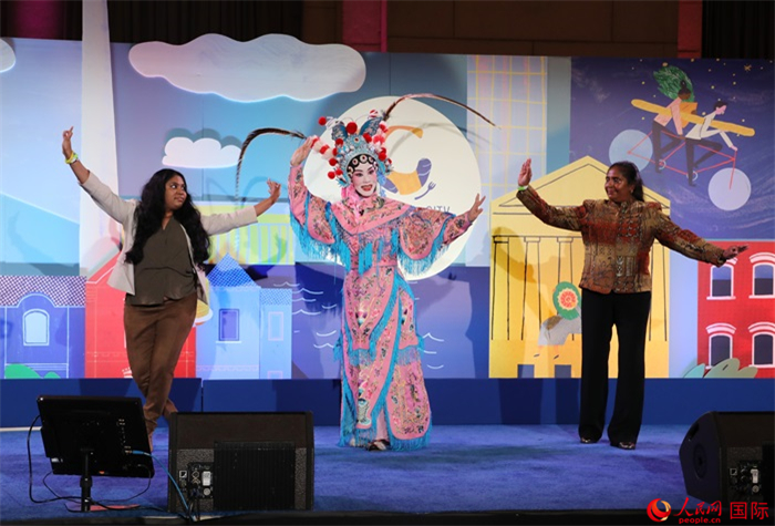 當(dāng)?shù)厝A人京劇社團(tuán)的青年演員現(xiàn)場表演京劇選段，并與現(xiàn)場觀眾近距離互動。人民網(wǎng)記者 李志偉攝