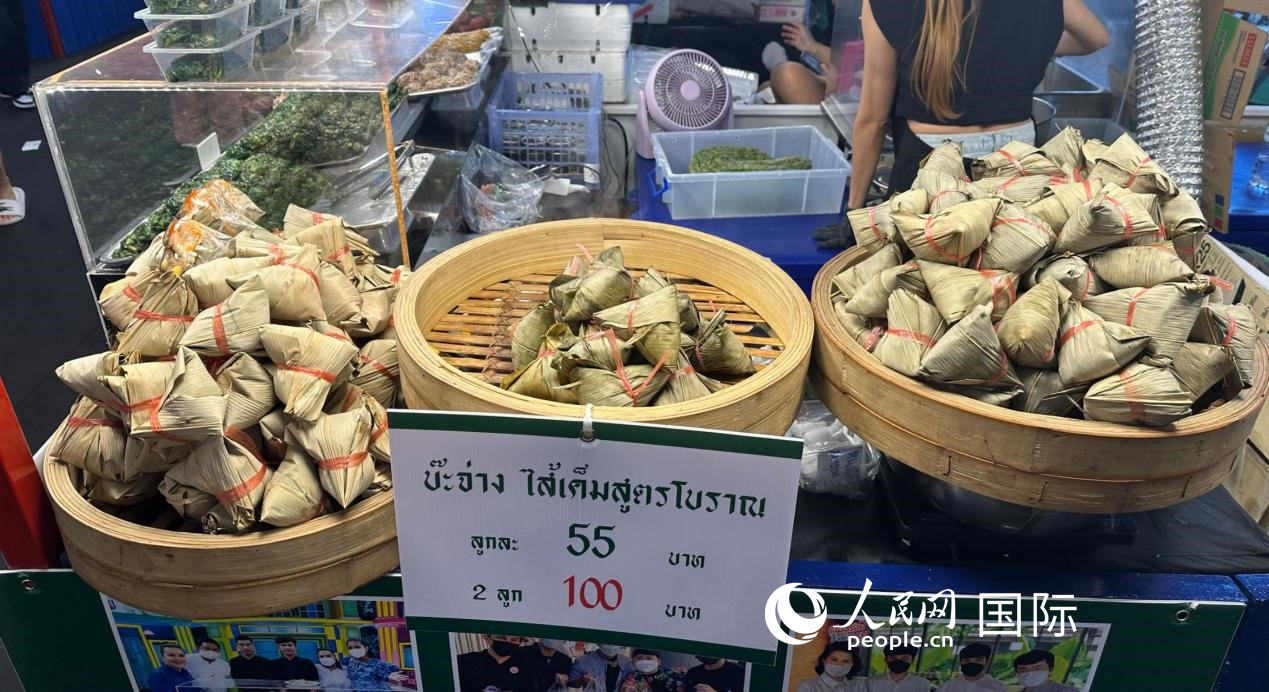 泰國街頭小吃店售賣粽子。人民網記者 簡承淵攝