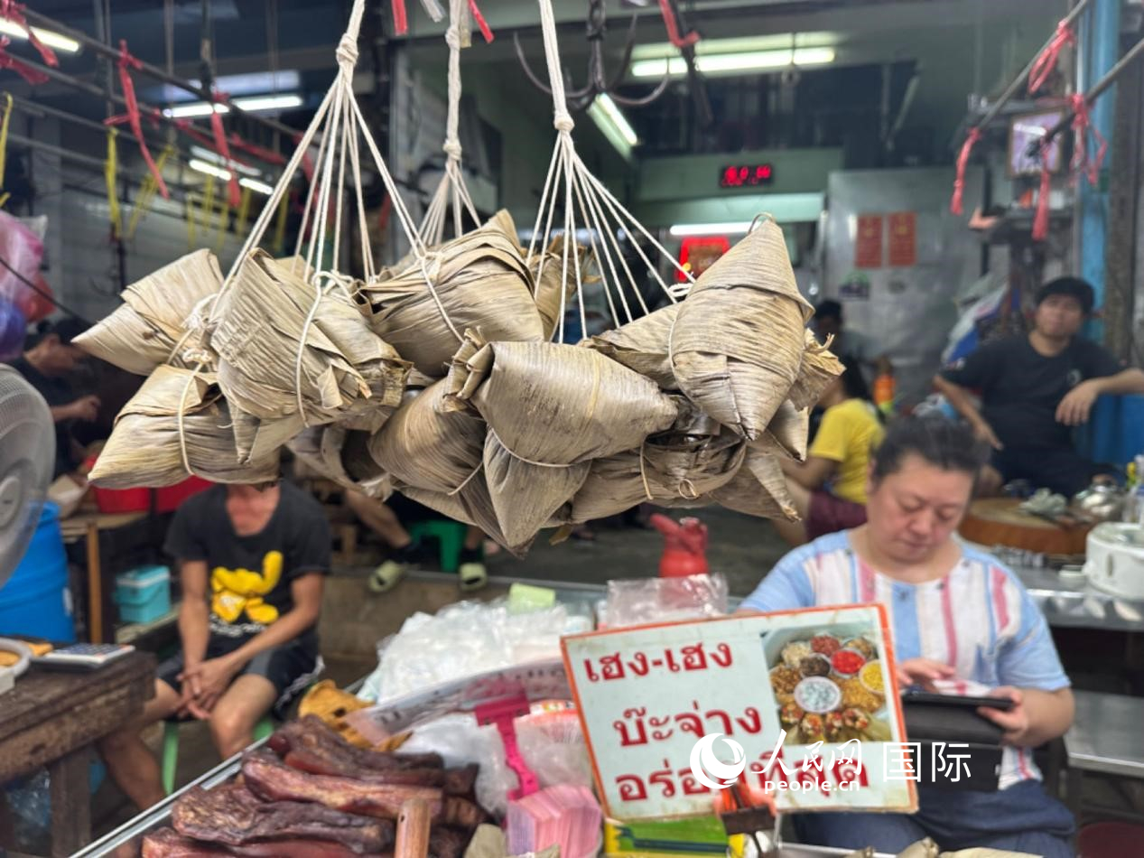 唐人街店鋪售賣的粽子。人民網記者 簡承淵攝