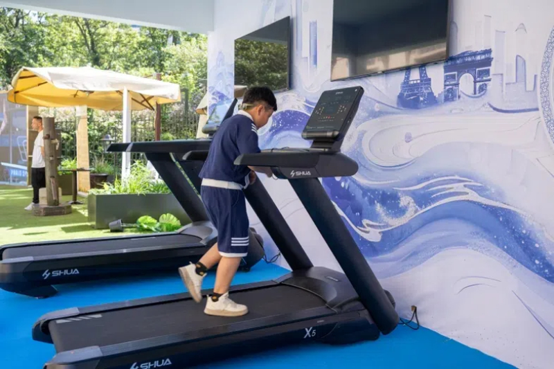 小朋友在智慧體育公園體驗跑步機。巴黎