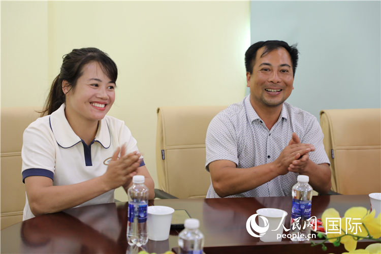 越南沙巴市黃連寄宿制民族小學(xué)老師阮氏秋姮、阮文享。人民網(wǎng)記者簡承淵攝