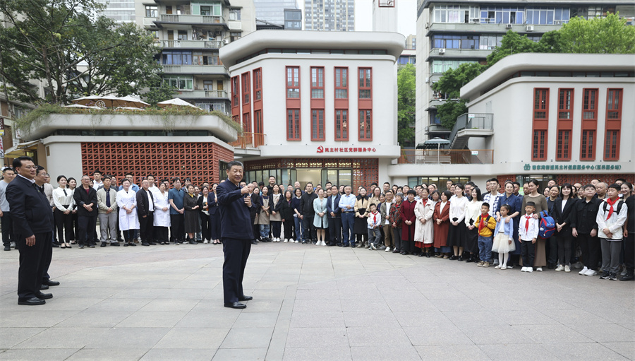 2024年4月22日至24日，中共中央總書記、國家主席、中央軍委主席習(xí)近平在重慶考察。這是22日下午，習(xí)近平在九龍坡區(qū)謝家灣街道民主村社區(qū)考察時，同社區(qū)居民親切交流。新華社記者 鞠鵬 攝