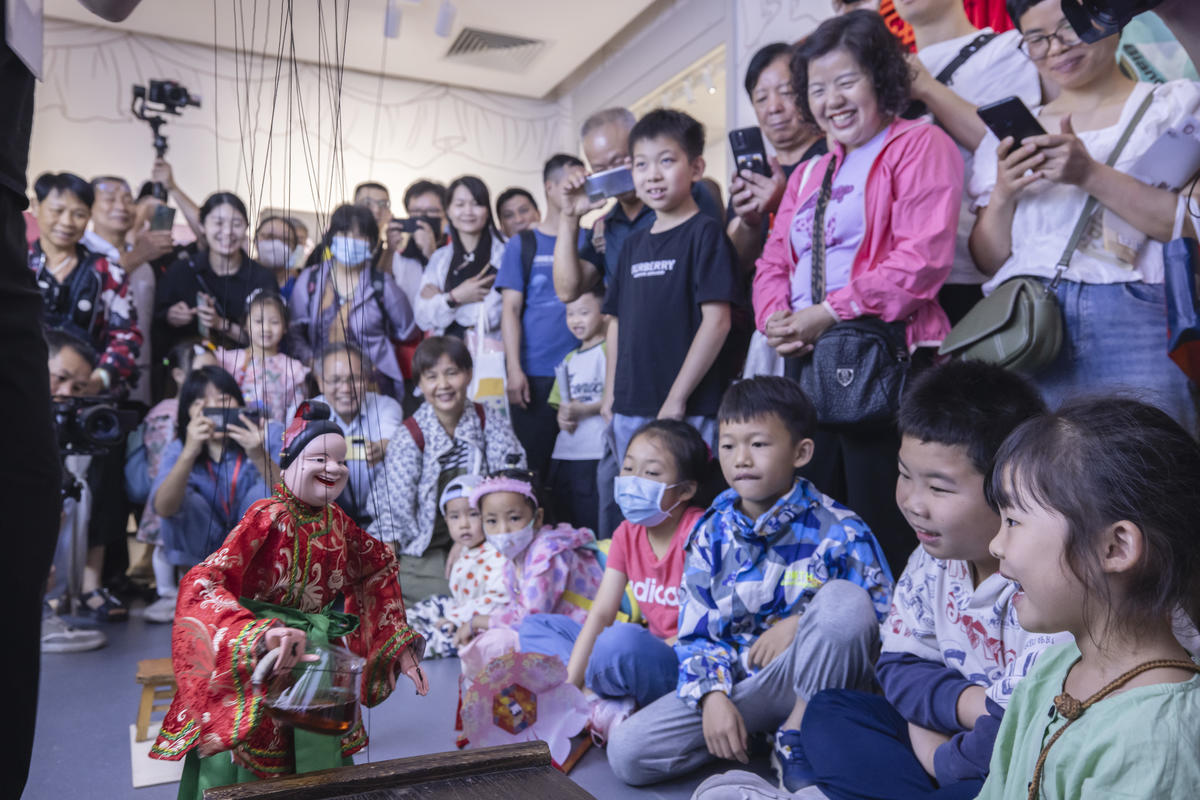 5月1日，廣州市白鵝潭大灣區(qū)藝術(shù)中心非物質(zhì)文化遺產(chǎn)館內(nèi)，精彩的梅縣提線木偶戲表演吸引了眾多游客駐足觀賞。 來源：人民圖片網(wǎng)
