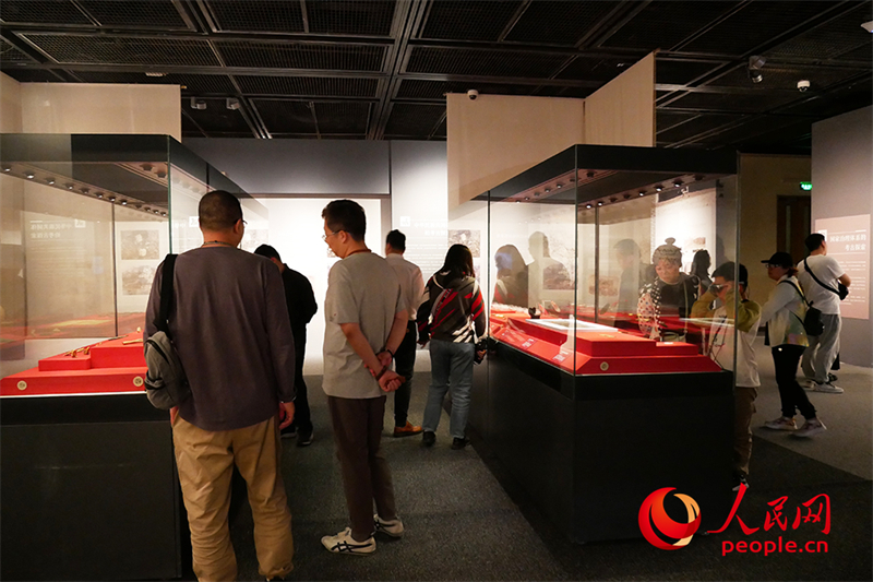 “五一”假期，游客在首都博物館參觀展覽。人民網(wǎng)記者 韋衍行攝