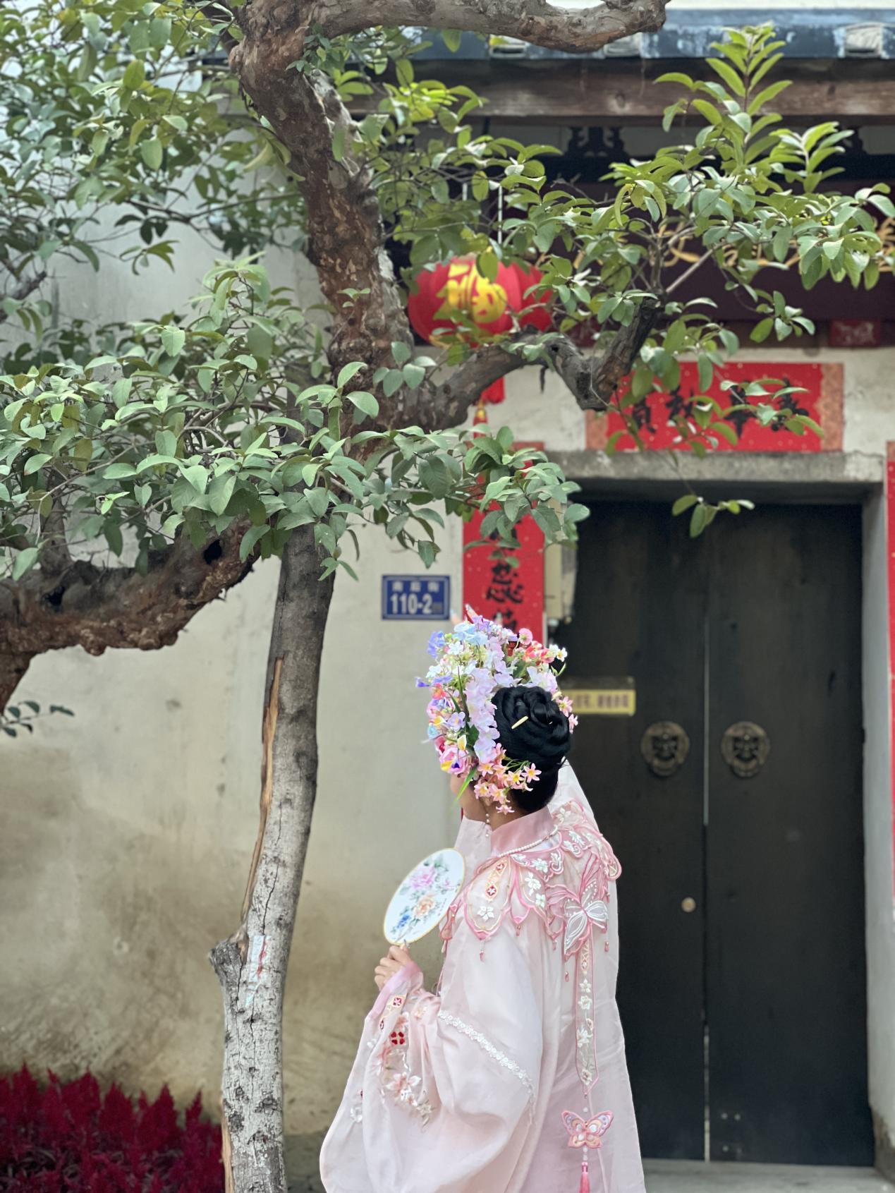 福建泉州，頭戴簪花的游客正拍照留念。人民網(wǎng) 歐陽(yáng)易佳攝