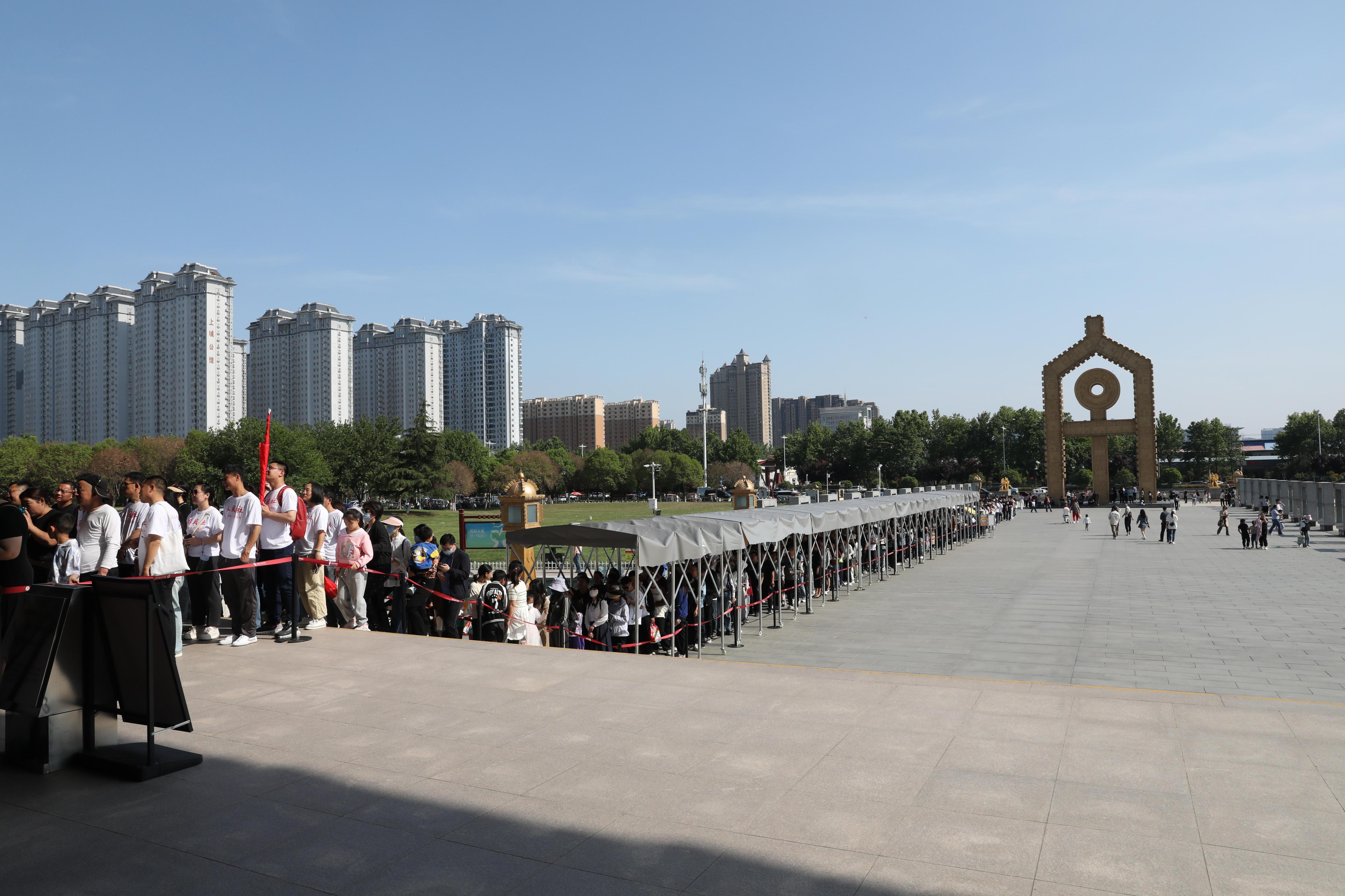 “五一”期間，中國文字博物館外游客有序排隊(duì)。中國文字博物館供圖