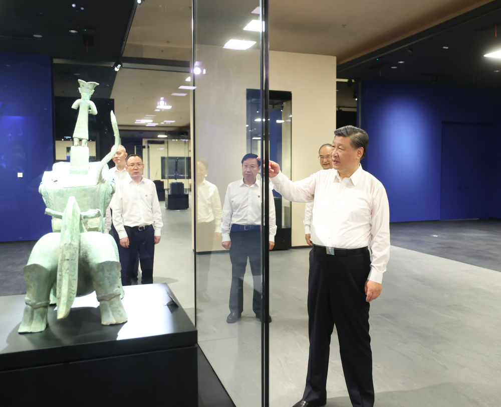 2023年7月26日，習(xí)近平總書記在四川省德陽市考察了三星堆博物館，了解當(dāng)?shù)貧v史文化遺址發(fā)掘研究、文物保護(hù)修復(fù)等情況。
