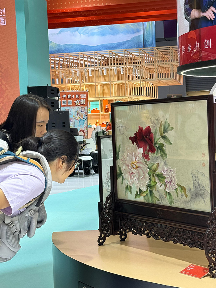 “文創(chuàng)中國(guó)”專題展區(qū)。參展觀眾供圖
