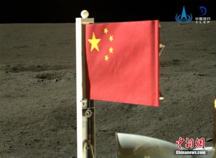 6月4日，中國國家航天局公布了嫦娥六號探測器在月球背面的五星紅旗展示影像。鮮艷的五星紅旗再次閃耀月球，這也是中國首次在月球背面獨立動態(tài)展示國旗。<a target='_blank' href='/'><p  align=
