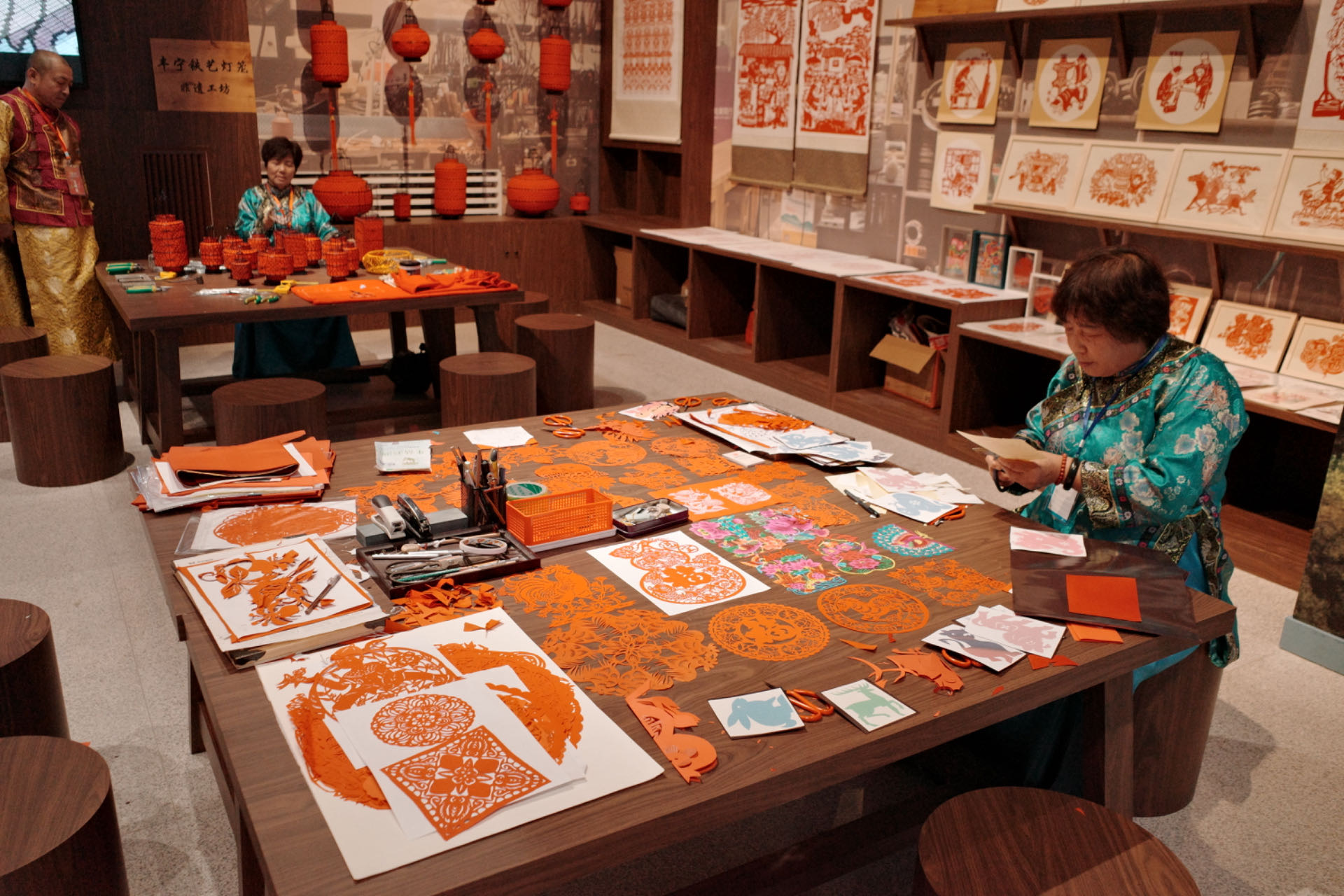 “氣象萬(wàn)千——中國(guó)非遺保護(hù)實(shí)踐主題展”上，非遺傳承人現(xiàn)場(chǎng)展示。人民網(wǎng)記者 劉微攝