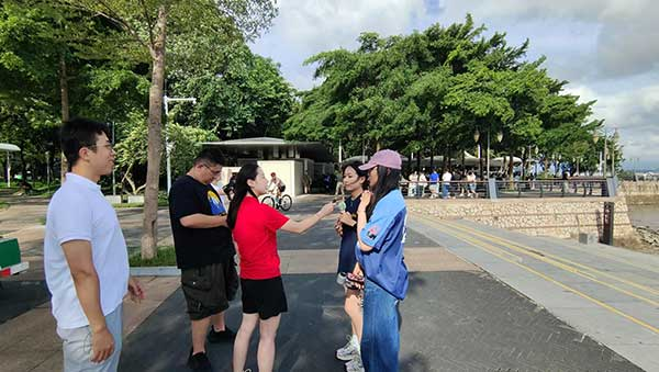 人民網(wǎng)記者采訪紅樹林公園游客。人民網(wǎng)記者 李彤?dāng)z