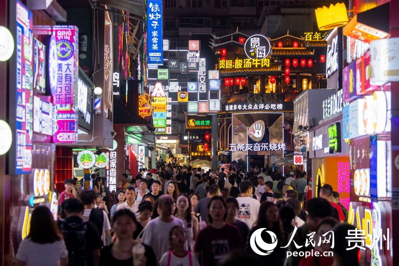 6月21日，貴陽(yáng)，青云市集內(nèi)游人如織。人民網(wǎng)記者 翁奇羽攝