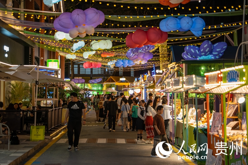 6月21日，貴陽(yáng)新印廠霓虹閃爍，映照城市夜生活。人民網(wǎng) 陽(yáng)茜攝