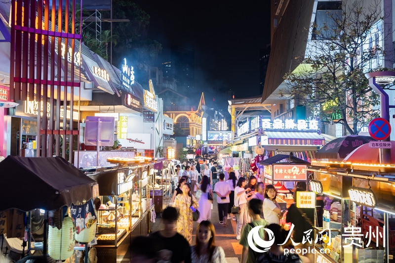 6月21日，夜幕下人頭攢動(dòng)的貴陽(yáng)市太平路街區(qū)。人民網(wǎng)記者 涂敏攝