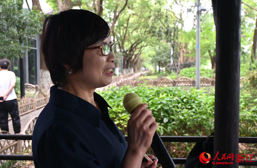 面向運河，任國萍放聲歌唱。人民網(wǎng)記者 張麗瑋