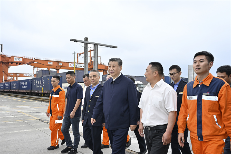 2024年4月22日至24日，中共中央總書記、國(guó)家主席、中央軍委主席習(xí)近平在重慶考察。這是22日下午，習(xí)近平在重慶國(guó)際物流樞紐園區(qū)重慶鐵路集裝箱中心站，同貨車司機(jī)、列車司機(jī)、裝卸工人、場(chǎng)站管理人員等親切交流。新華社記者 岳月偉 攝
