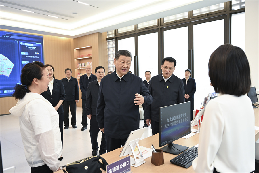 2024年4月22日至24日，中共中央總書記、國(guó)家主席、中央軍委主席習(xí)近平在重慶考察。這是22日下午，習(xí)近平在九龍坡區(qū)謝家灣街道民主村社區(qū)考察。新華社記者 謝環(huán)馳 攝