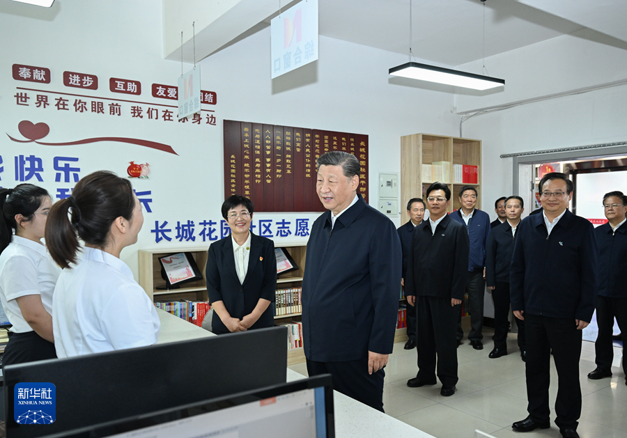 2024年6月19日下午，習(xí)近平在寧夏銀川市金鳳區(qū)長(zhǎng)城花園社區(qū)黨群服務(wù)中心便民服務(wù)廳了解社區(qū)開(kāi)展便民惠民服務(wù)等情況。新華社記者 謝環(huán)馳 攝