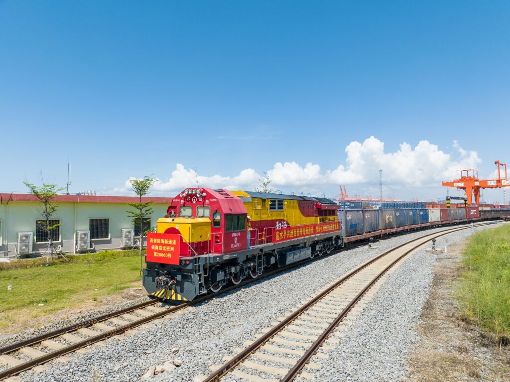 01 陸海新通道第20000列班車。陸海新通道運(yùn)營(yíng)公司供圖