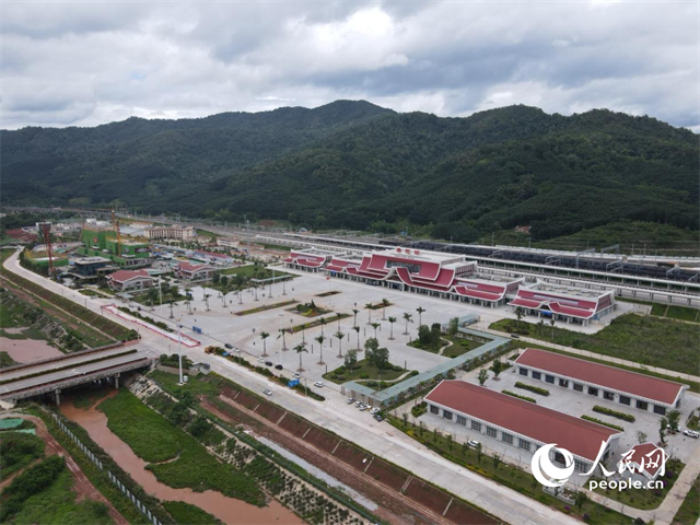 航拍云南磨憨口岸。 人民網(wǎng)記者 符皓攝