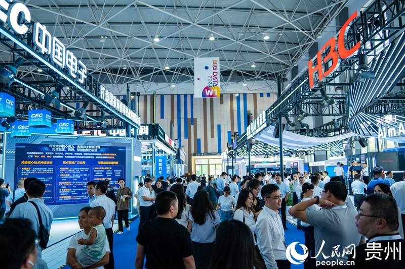 3、2024數(shù)博會共吸引400余家展商參展。人民網(wǎng) 陽茜攝.jpg