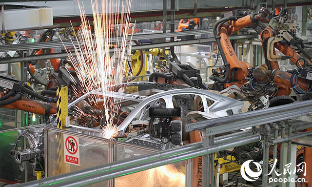 長安汽車兩江工廠，機(jī)械臂正在工作。人民網(wǎng)記者 劉祎攝