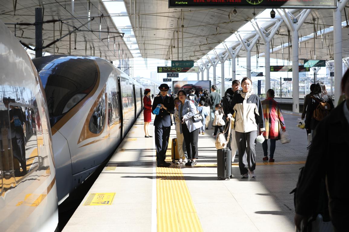 旅客在站臺準(zhǔn)備乘車。受訪方供圖