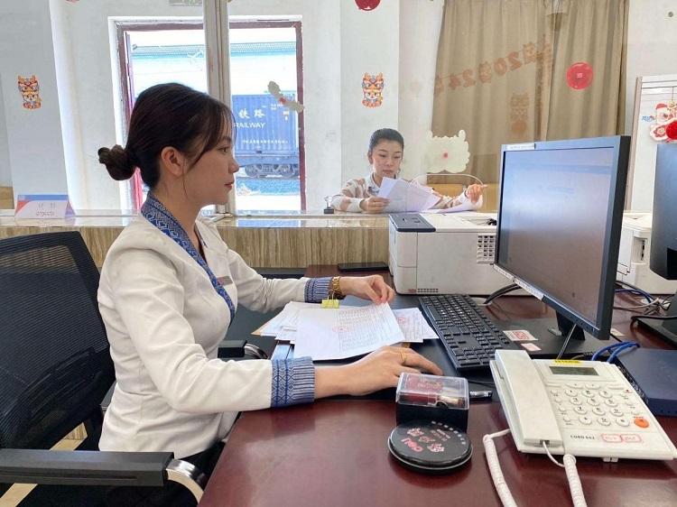 春節(jié)期間，中老鐵路員工堅(jiān)守崗位，保障鐵路運(yùn)行安全、暢通。李加勇攝