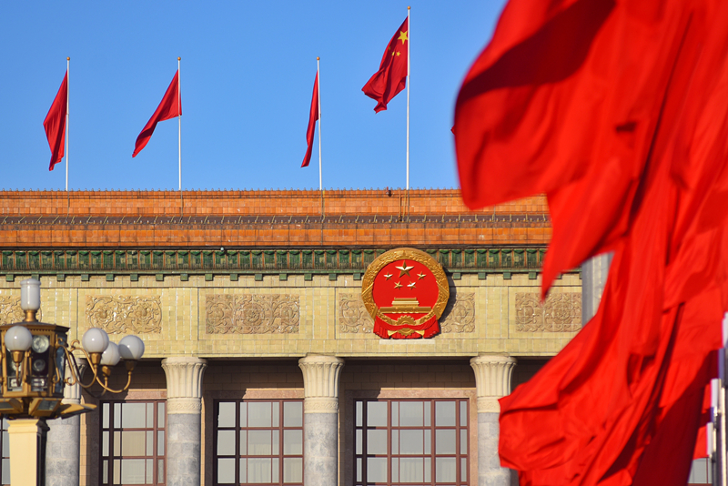 2024年3月8日，北京上空現(xiàn)“兩會藍”，人民大會堂前紅旗飄揚。