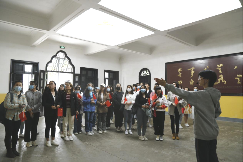 2021年5月20日，在喜迎中國共產(chǎn)黨建黨100周年之際，我校開展了少數(shù)民族學(xué)生“學(xué)黨史、感恩黨、跟黨走”紅色研學(xué)活動。