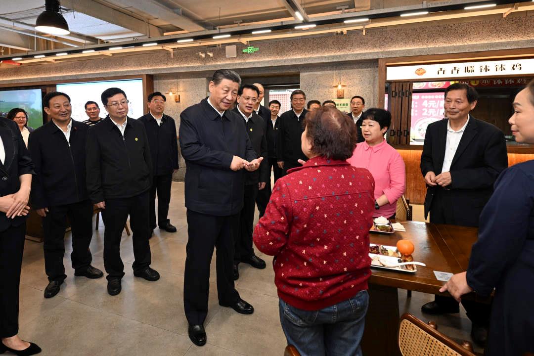 △2024年4月22日，習(xí)近平總書記來到重慶九龍坡區(qū)謝家灣街道民主村社區(qū)考察。
