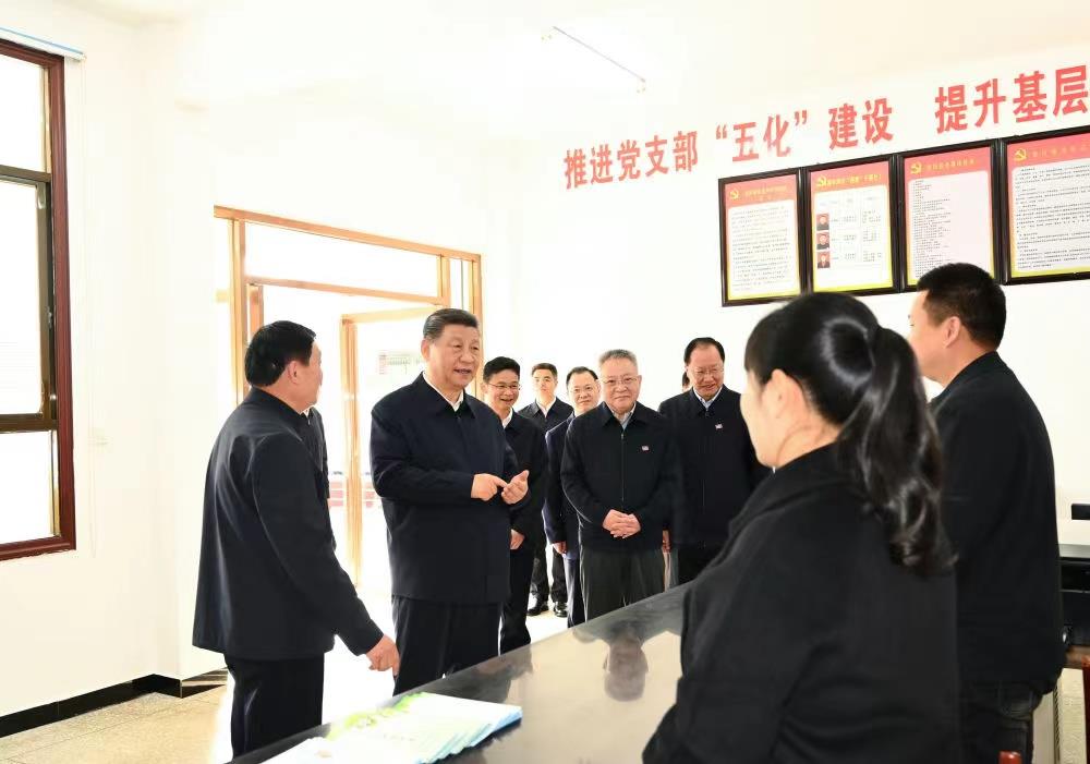 △2024年3月19日，習(xí)近平總書記在湖南常德市鼎城區(qū)謝家鋪鎮(zhèn)港中坪村黨群服務(wù)中心了解當(dāng)?shù)貫榛鶎訙p負(fù)、提升基層治理效能等情況。