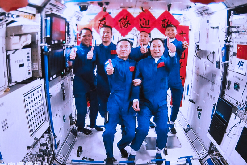 2023年5月30日，在北京航天飛行控制中心拍攝的神舟十五號航天員乘組與神舟十六號航天員乘組拍下“全家?！钡漠嬅妗? oldsrc=