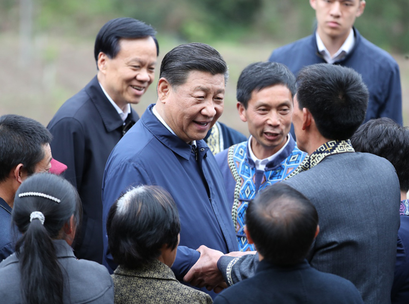 2019年4月15日至17日，中共中央總書記、國家主席、中央軍委主席習近平在重慶考察，并主持召開解決“兩不愁三保障”突出問題座談會。這是4月15日下午，習近平在石柱土家族自治縣中益鄉(xiāng)華溪村同村民親切交流。新華社記者 丁海濤 攝