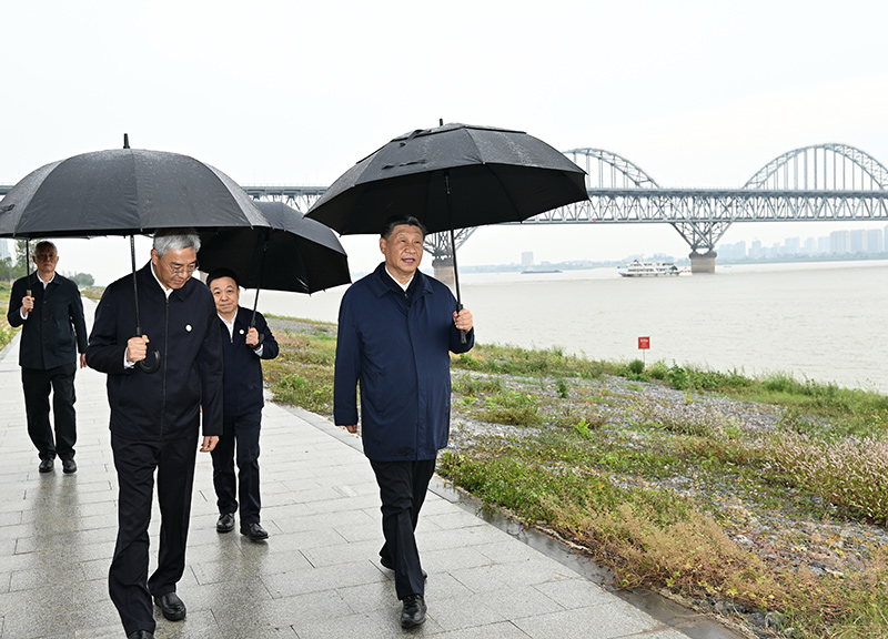2023年10月10日至13日，中共中央總書記、國家主席、中央軍委主席習(xí)近平在江西考察。這是10日下午，習(xí)近平在長江國家文化公園九江城區(qū)段考察時，冒雨沿江堤步行察看沿岸風(fēng)貌。新華社記者 謝環(huán)馳 攝
