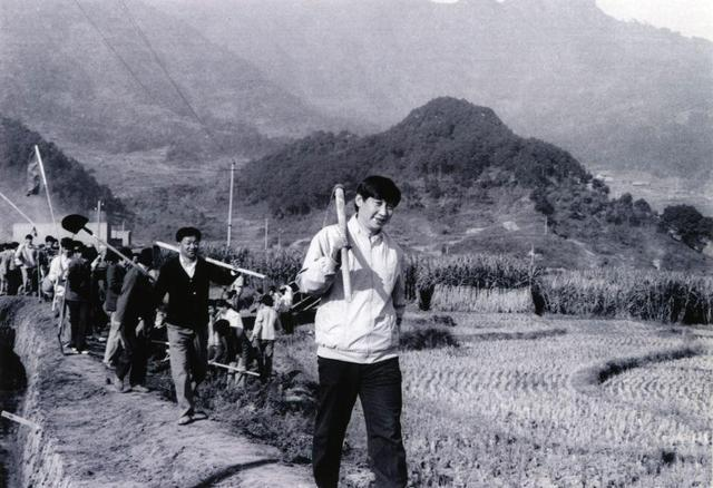 1989年12月2日，時(shí)任中共寧德地委書記的習(xí)近平帶領(lǐng)地直機(jī)關(guān)千余名干部到寧德縣南漈水利工地參加清溝排障修整水渠勞動(dòng)。新華社發(fā)