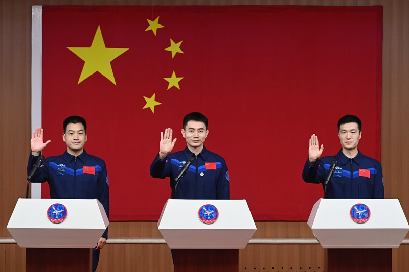 2024年月24日，神舟十八號(hào)載人飛行任務(wù)航天員葉光富（中）、李聰（右）、李廣蘇在酒泉衛(wèi)星發(fā)射中心問(wèn)天閣與媒體記者集體見(jiàn)面。