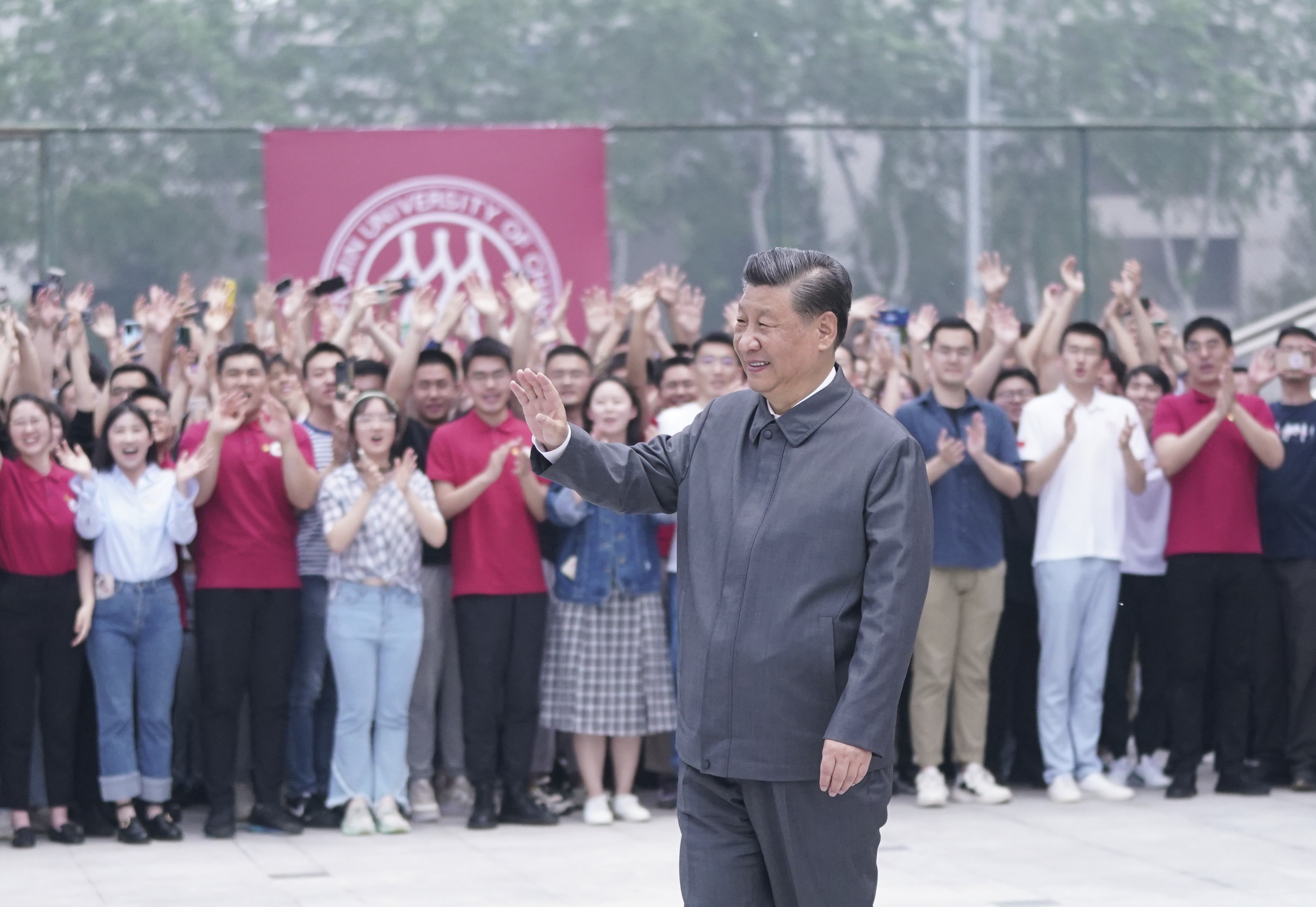 2022年4月25日，習(xí)近平總書記來到中國人民大學(xué)考察調(diào)研。這是習(xí)近平向師生們揮手致意。