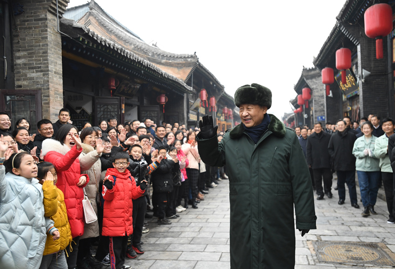 2022年1月27日，習(xí)近平總書記在平遙古城向現(xiàn)場(chǎng)群眾揮手致意。