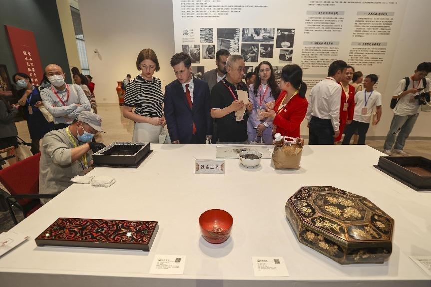 2023年5月28日，北京，推光漆器匠人為駐華使節(jié)展示技藝。
