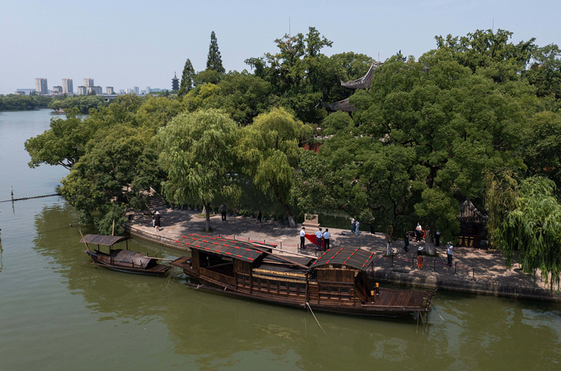 2022年7月27日，南湖紅船停靠在浙江省嘉興市南湖旅游區(qū)的湖心島旁。
