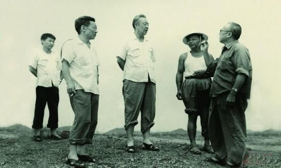 1978年8月，習(xí)仲勛（左三）在廣東惠陽農(nóng)村調(diào)研。在清華大學(xué)讀書的習(xí)近平（左一）利用暑假時間參加社會實(shí)踐，隨同父親一起下鄉(xiāng)。