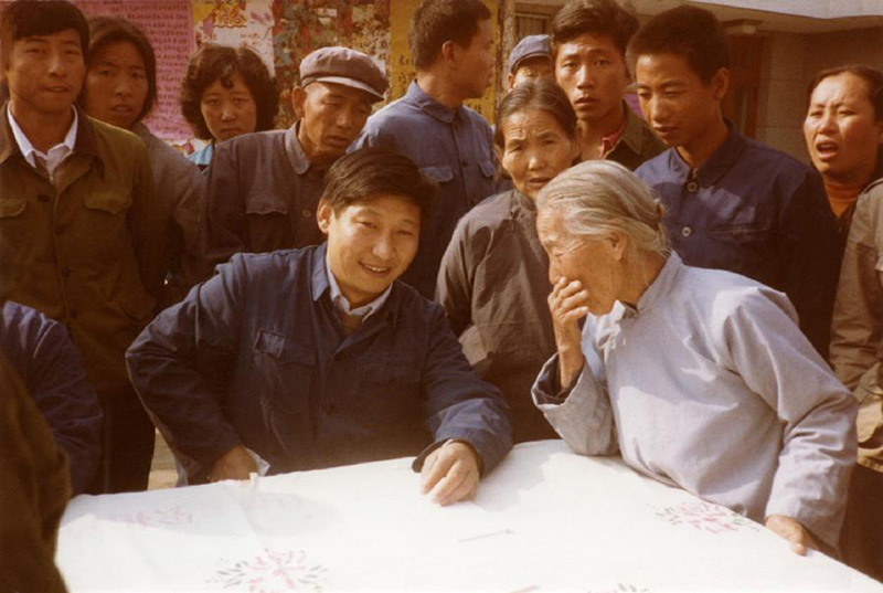 1983年，時任河北正定縣委書記的習(xí)近平（前排居中），臨時在大街上擺桌子聽取老百姓意見。