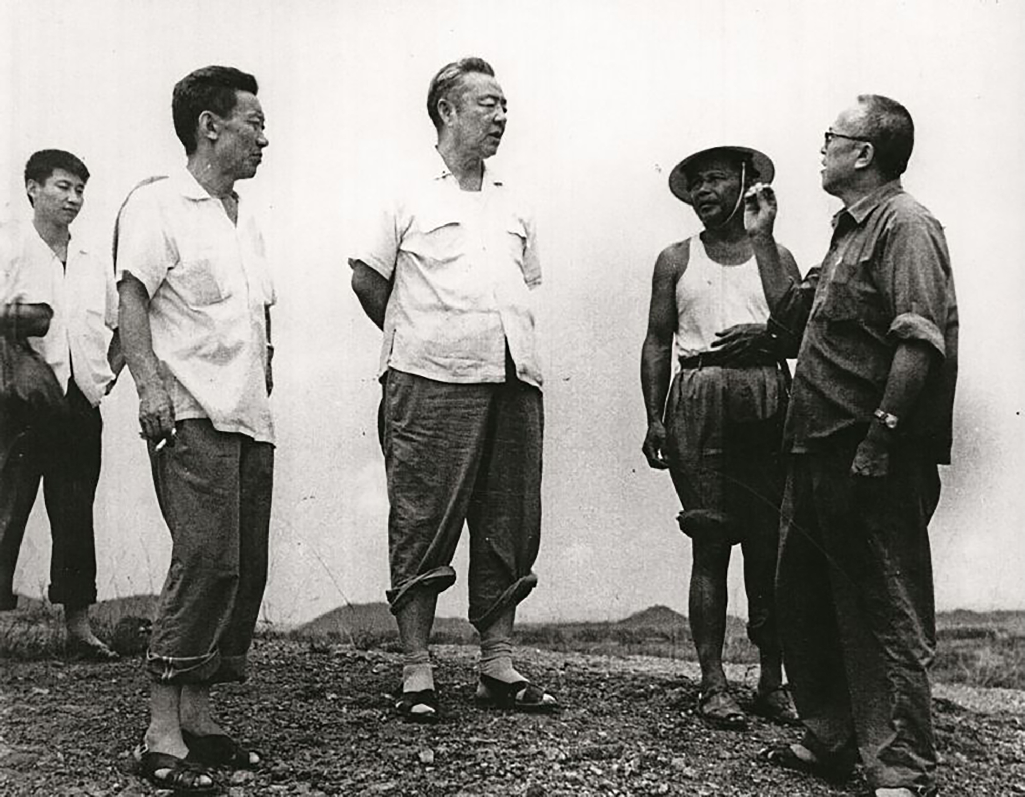 1978年8月5日，習(xí)仲勛（中）在廣東惠陽(yáng)地區(qū)調(diào)研。左二為廣東省委農(nóng)村工作部副部長(zhǎng)杜瑞芝，右一為惠陽(yáng)地委書(shū)記李富林。 左一為當(dāng)時(shí)正在清華大學(xué)暑期的習(xí)近平。