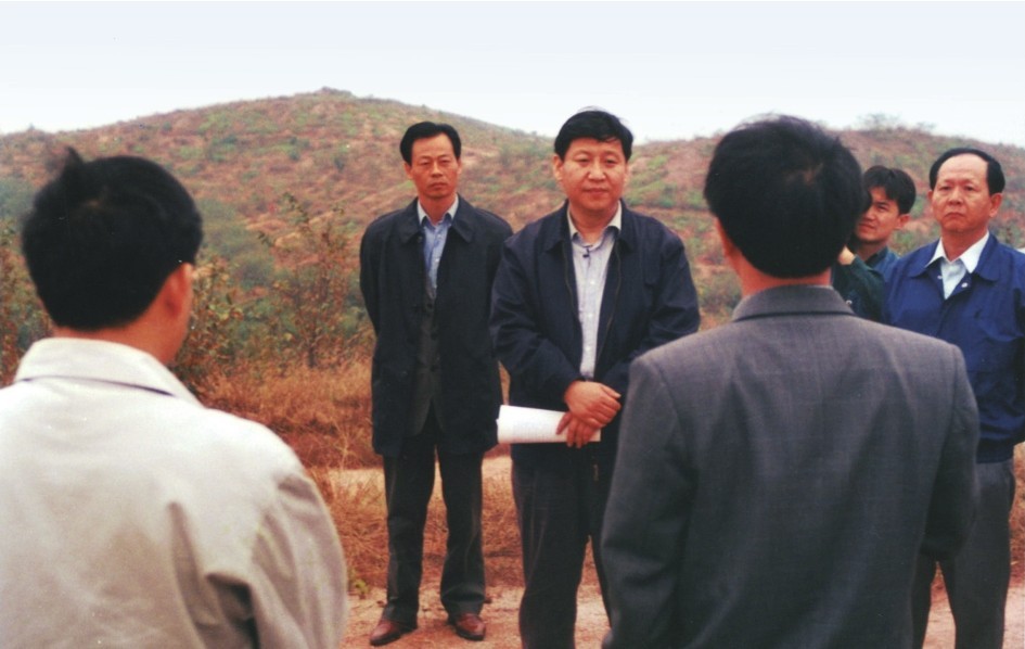 1999年11月，習(xí)近平在龍巖市長汀縣河田水土流失治理區(qū)調(diào)研。圖源：《習(xí)近平在福建（下）》